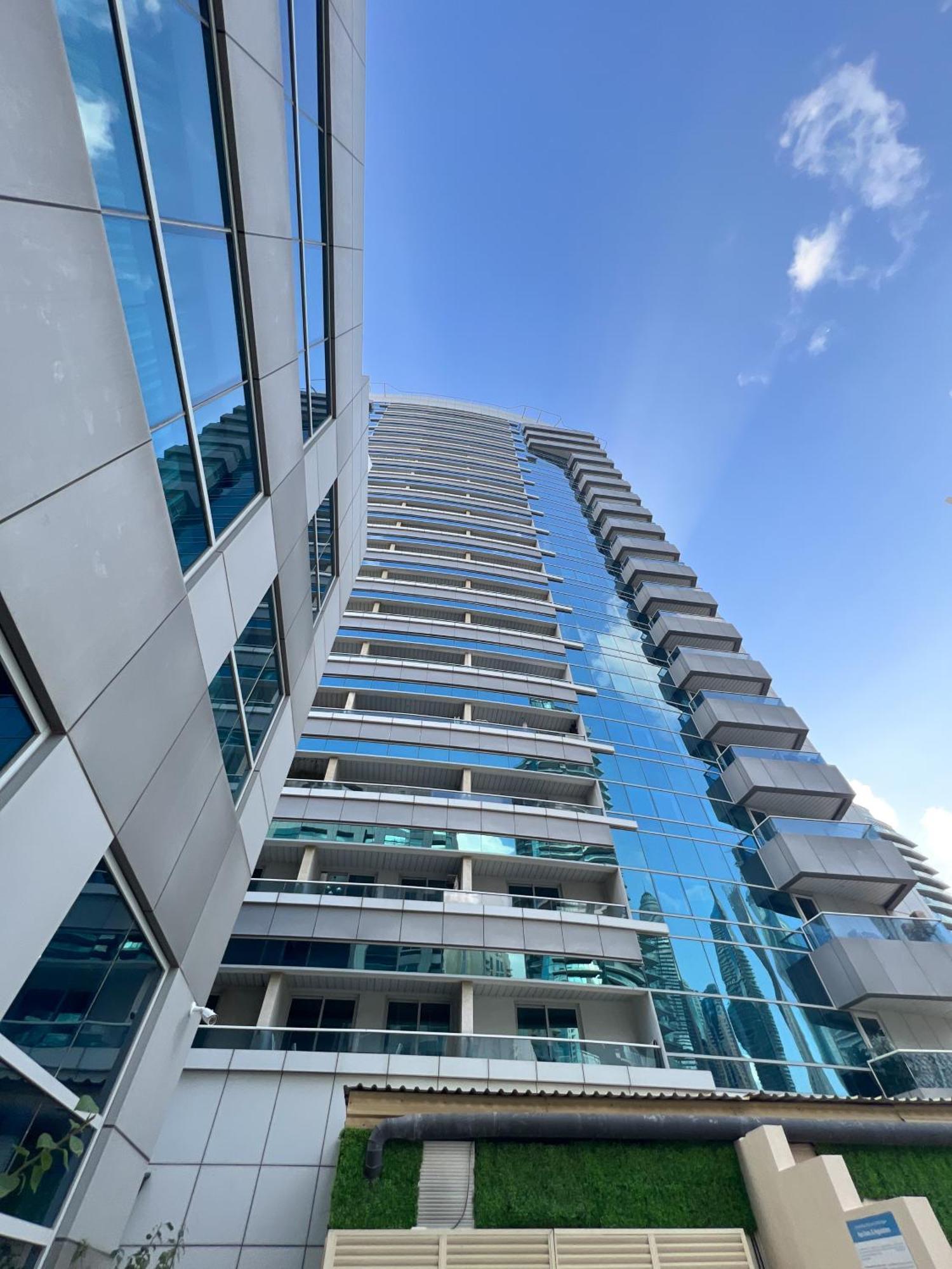 Spacious 2 Bed Apt At Marina High Floor Dubai Bagian luar foto