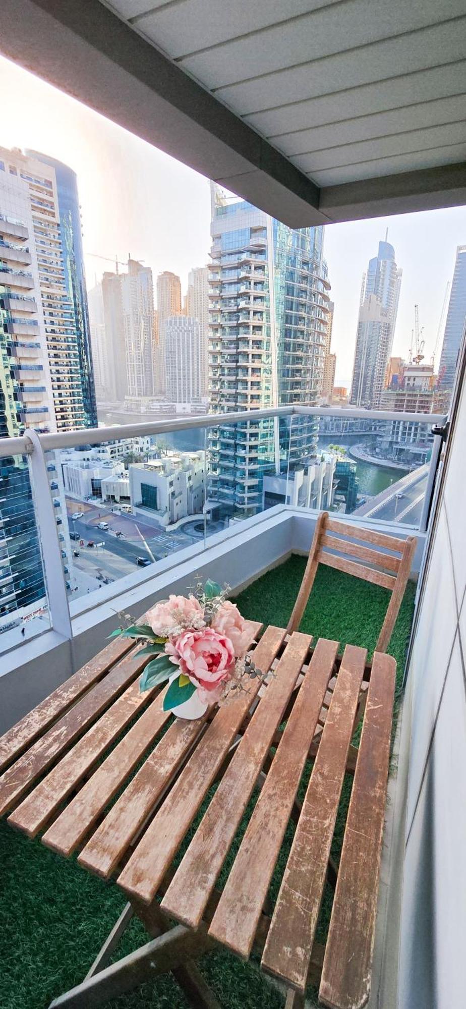 Spacious 2 Bed Apt At Marina High Floor Dubai Bagian luar foto